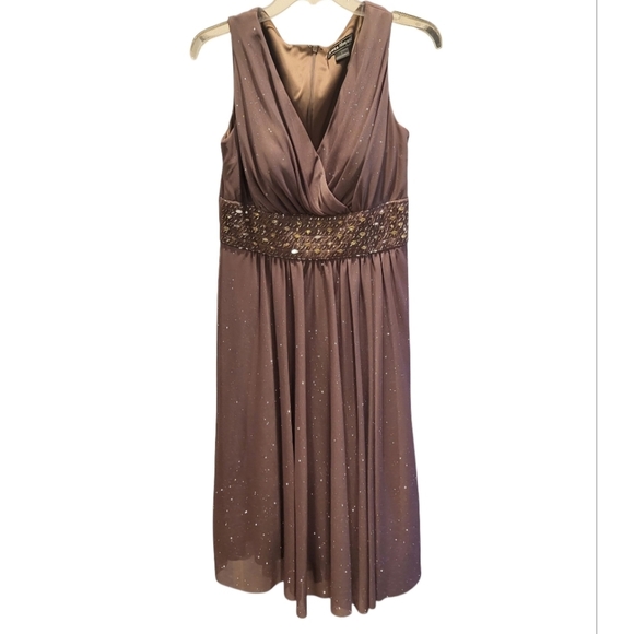 Jessica Howard Dresses & Skirts - Jessica Howard Taupe Sleeveless High Wasted Midi Length Flowy Glitter Dress Sz 8